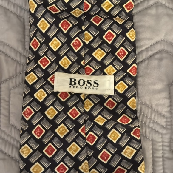 Hugo Boss Vintage 100% Silk made in Italy Geometric Tie EUC Designer - Picture 4 of 4
